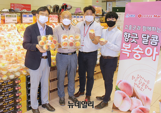 [포토] 롯데마트·슈퍼 당도 높은 고흥 복숭아 맛보세요
