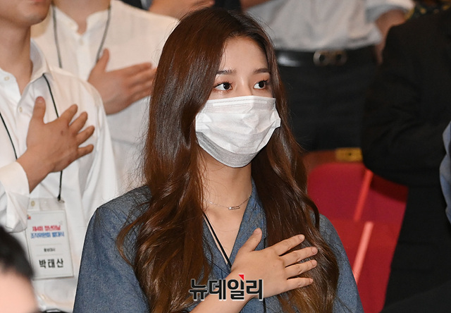 [포토] 청년의날 조직위 발대식, 국민의례하는 라붐 솔빈
