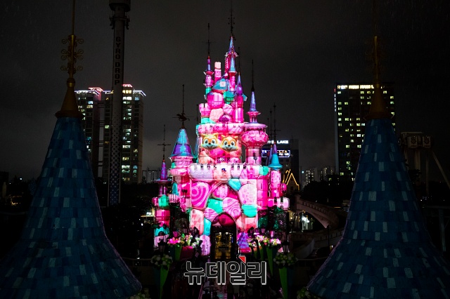 [포토] 롯데월드 형형색색 변신하는 매직캐슬 맵핑쇼 보러 오세요