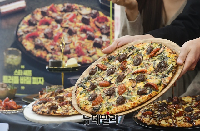 [포토] 도미노피자 스타 셰프와 협업한 피자 맛보고 가세요