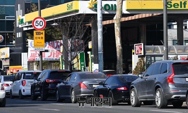 [포토] 영상권으로 풀린 날씨에 세차 차량으로 붐비는 주유소