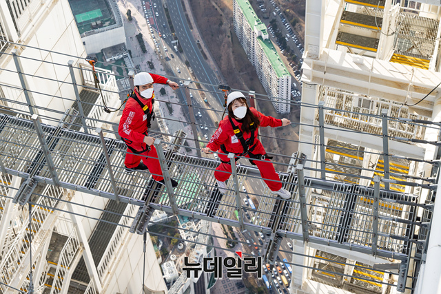 [포토] 롯데월드타워 스카이브릿지 투어 2021 시즌 오픈