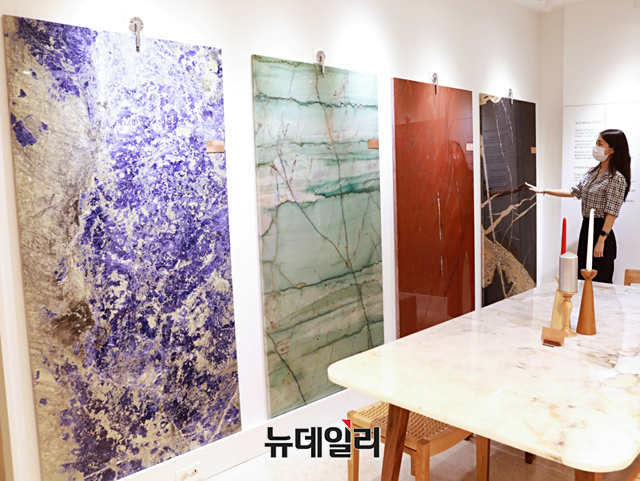 [포토] 브라질 천연 대리석 브랜드 오로라 스톤 롯데百 입점
