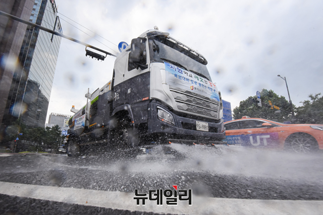 [포토] 서울시 도로 물청소 하루 최대 4회로 늘려