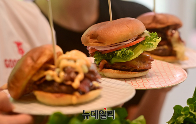 굿스터프이터리에 파이브 가이즈까지… 달아오른 버거 시장