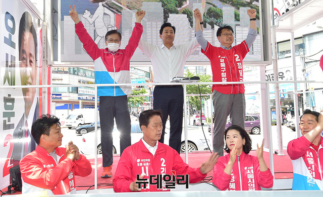[포토] 성신여대서 유세 이어가는 오세훈 후보