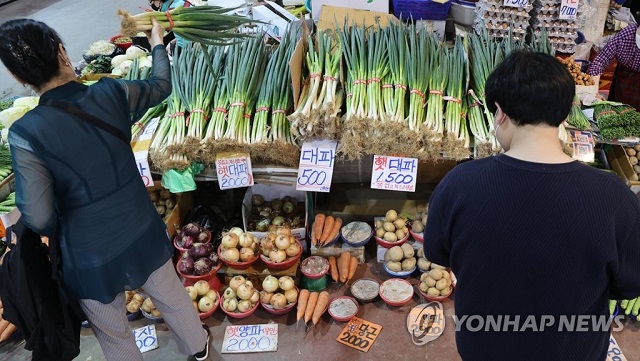 [취재수첩] 대형마트 온라인 배송, 막는 게 해답일까