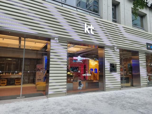 [르포] KT ‘애드샵+’, 새로운 홍대 랜드마크 등극