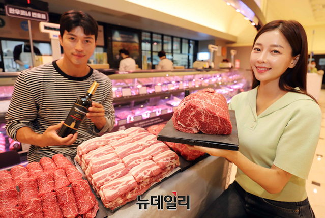 [포토] 신세계백화점 고물가에 정육·와인 특가로 만나세요