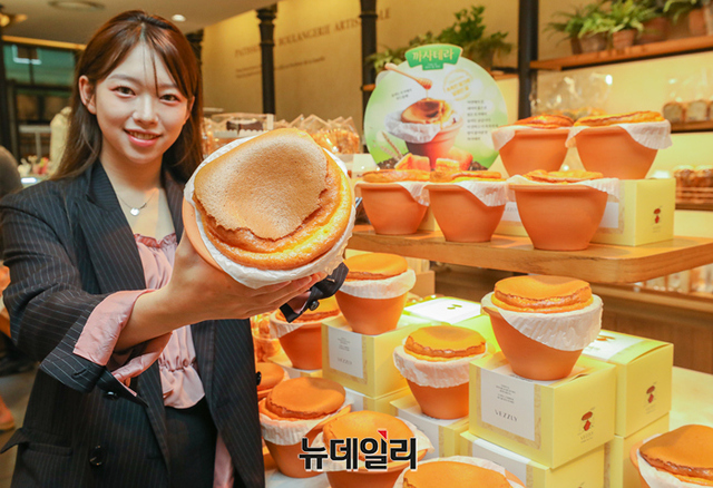 [포토] 현대그린푸드 베즐리 토기로 구운 고소한 까사테라 맛보세요