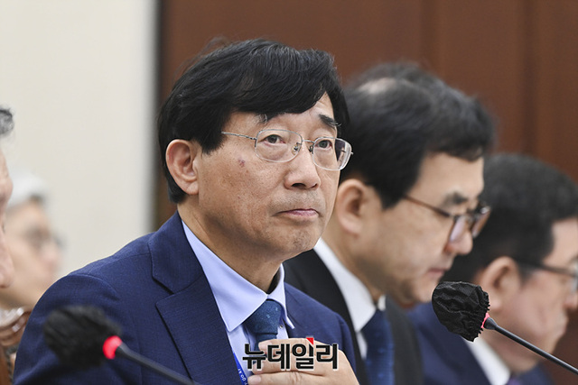 [포토] 질의듣는 서홍관 국립암센터 원장
