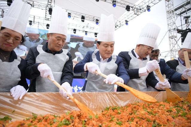 농특산품 융합형…강경젓갈축제 금강 둔치서 개막