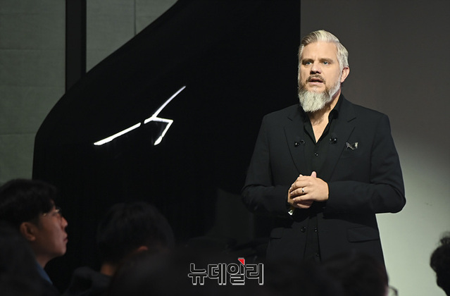 [포토] 기아 더 뉴 K5 소개하는 요한 페이즌 상무