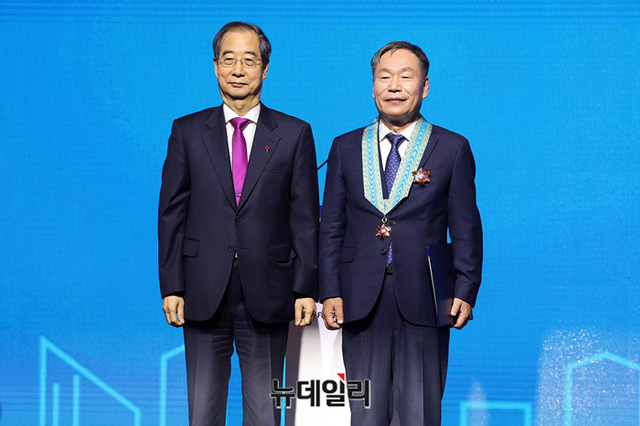 [포토] 주식회사 디섹, 중견기업인의날 은탑산업훈장 수훈