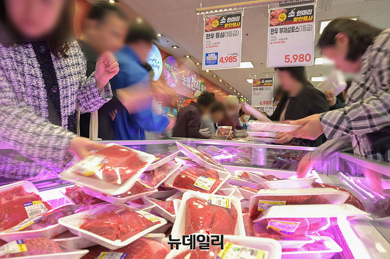 [포토] 농협 하나로마트 이번 주말 한우 한 마리 몰고가세요!