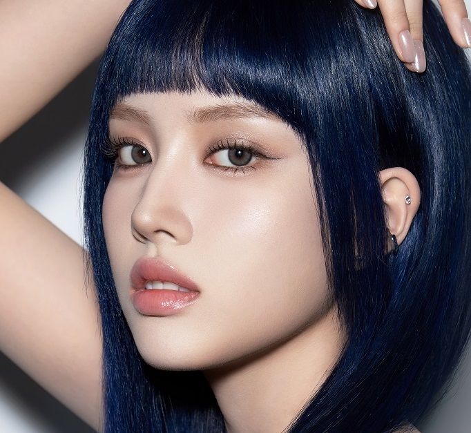 스테이씨(STAYC) 윤, 완성형 비주얼로 쿨한 매력 과시