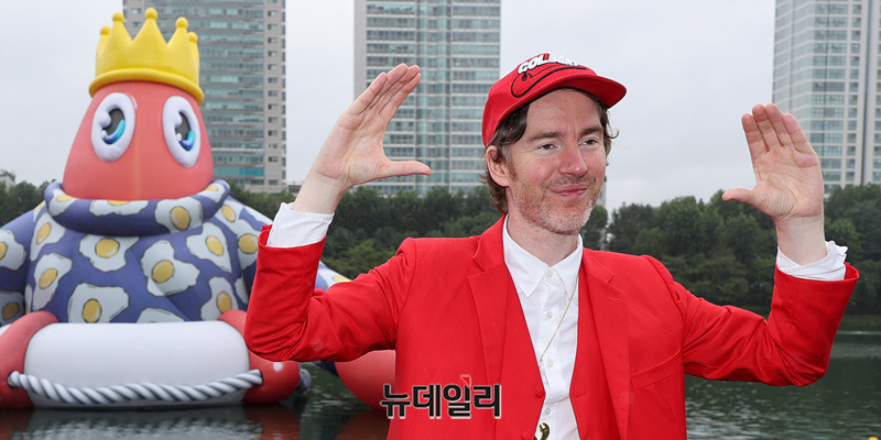 [포토] 대형 랍스터 띄운 팝 아티스트 필립 콜버트(Philip Colbert)