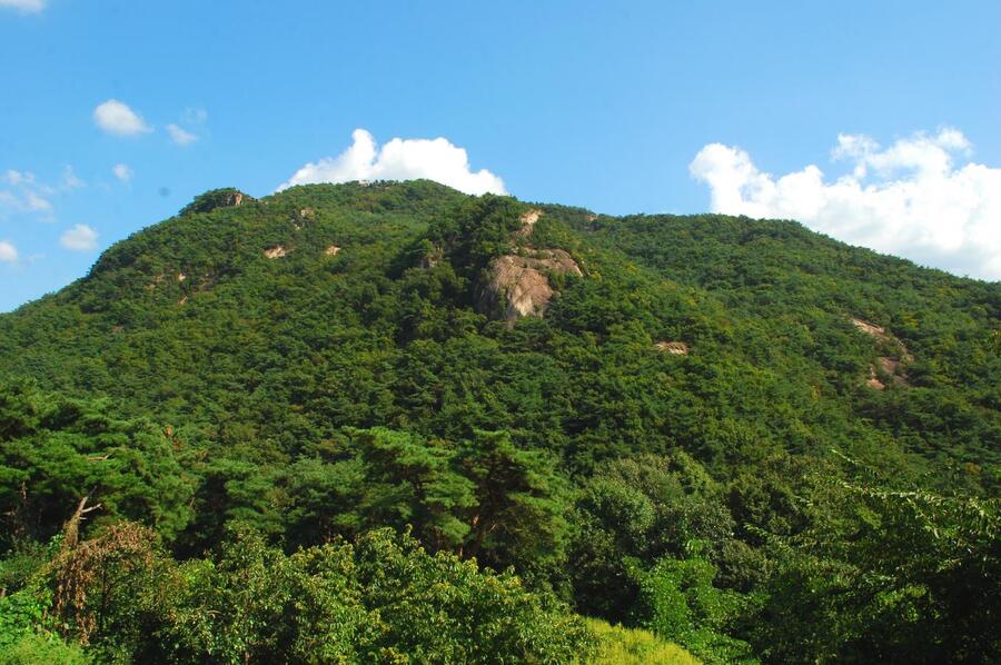 [진경수의 山 이야기] 암릉길과 숲길 만끽하는 ‘작은동산’