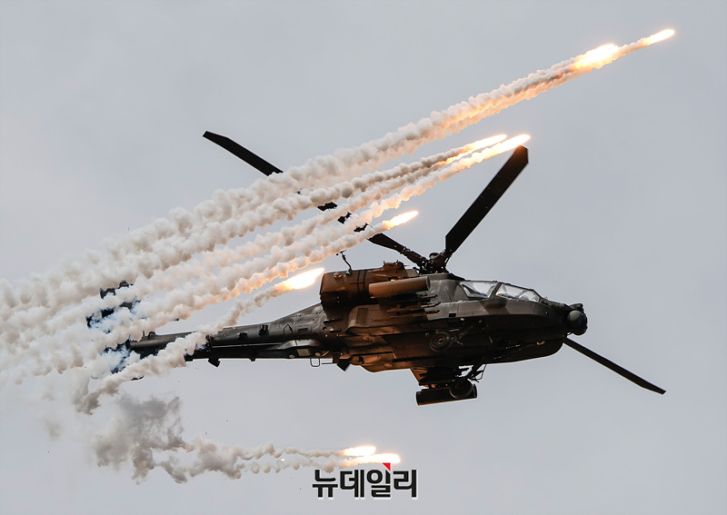 [포토] 플레어 뿌리는 AH-64 아파치