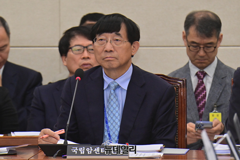 [포토] 국감에 자리한 서홍관 국립암센터원장