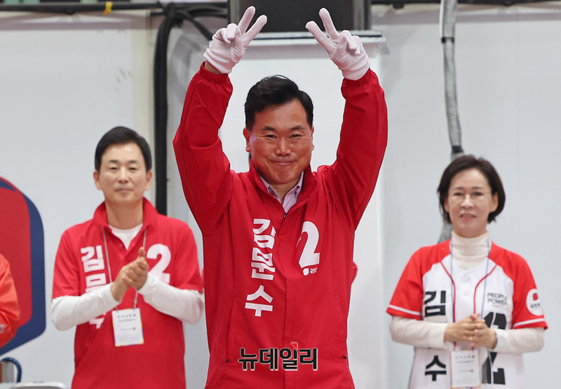 [포토] 인사하는 김승수 국민의힘 의원