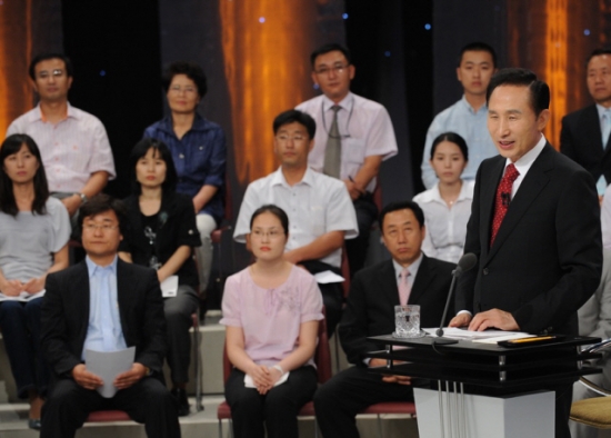 이 대통령, 지지율 38.7%로 또다시 소폭 하락
