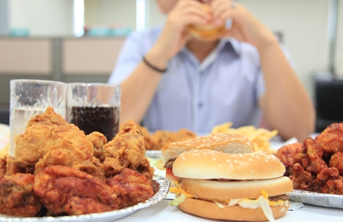 인스턴트 식품 많이 먹으면 곰보빵 얼굴 된다