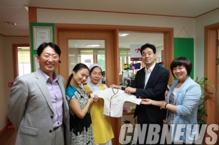 이야기원격평생교육원, 미혼모 시설에 배냇저고리 전달