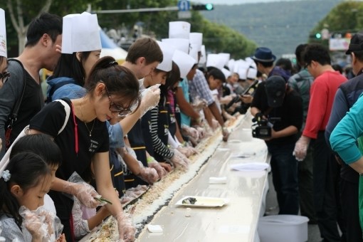 [대구경북]들안길 1㎞ 대형 김밥 말기 ‘성공’