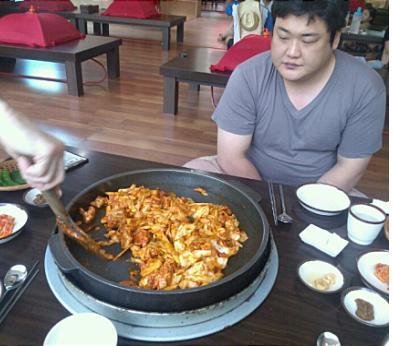 김준현 닭갈비 먹을 것 앞에서 너무 집중했나??