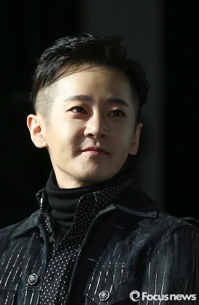 미소짓는 제이윤