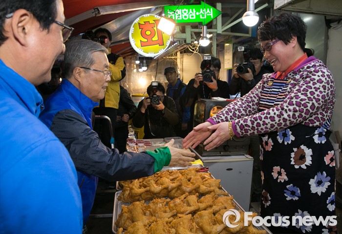 [포커스포토] 새마을시장 방문한 김종인 더민주 대표