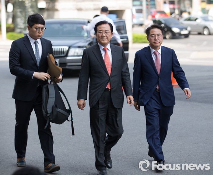 [포커스포토] 서울남부지방검찰청 들어서는 박준영