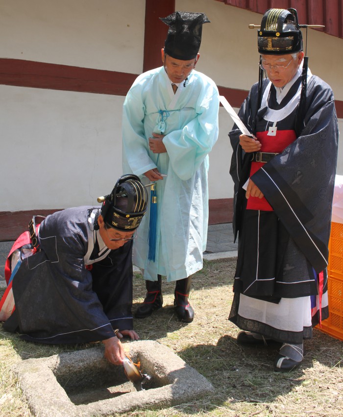 [포토] 석전대제, 축문을 태우며…