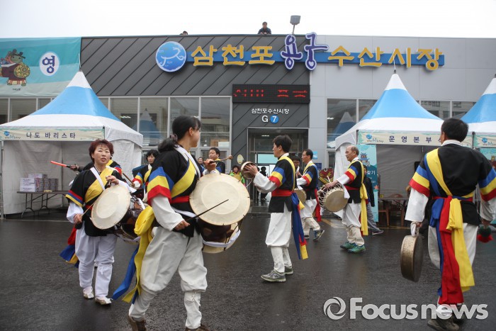 삼천포용궁수산시장 용궁축원제…용왕님도 신나서 덩더쿵