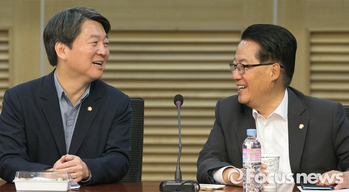 [포토] 대화하는 안철수-박지원