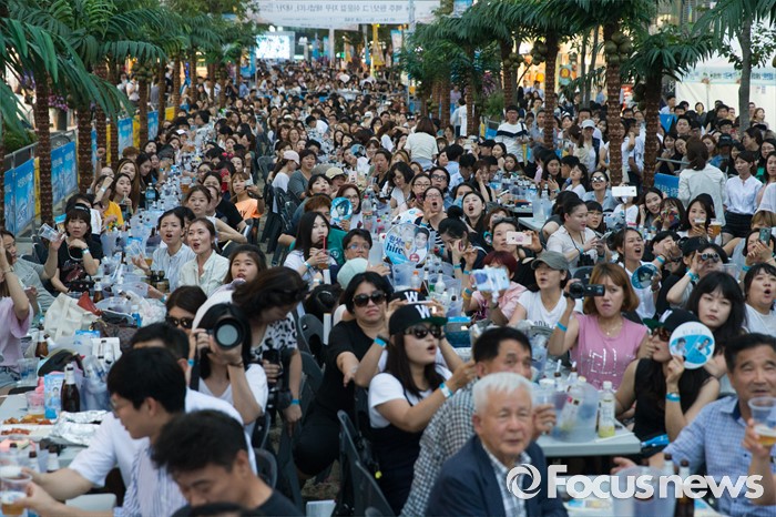 [포토] 무더운 여름, 신촌에서 맥주와 함께!