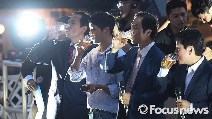 [포토] 맥주 마시는 제2회 신촌맥주축제 참석자들