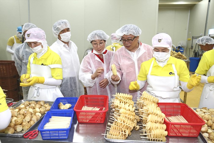 [포토] 이동필 장관, 회오리감자 생산과정 현장방문