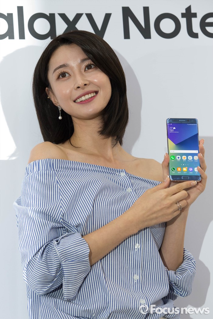 [포토] 나라, 갤럭시 노트7 너무 예뻐요