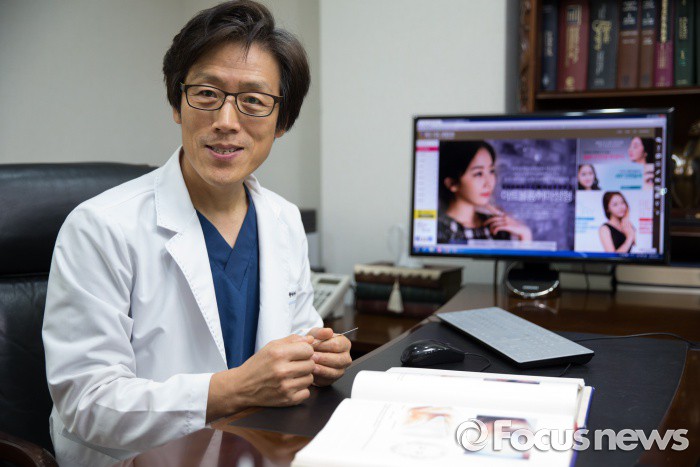 [포토] 인터뷰하는 케이아트 성형외과 김남복 원장