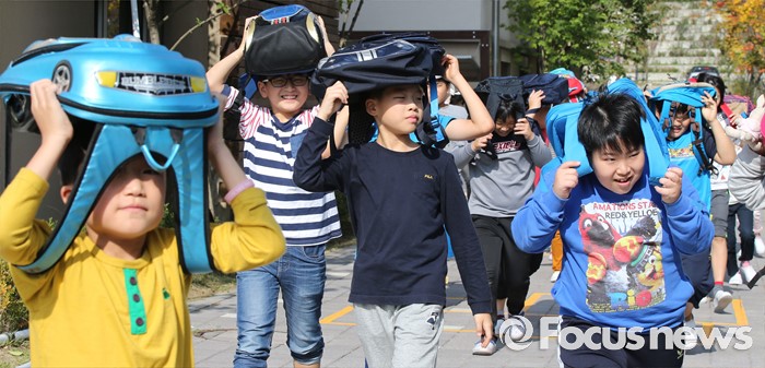 [포토] 운동장으로 대피하자