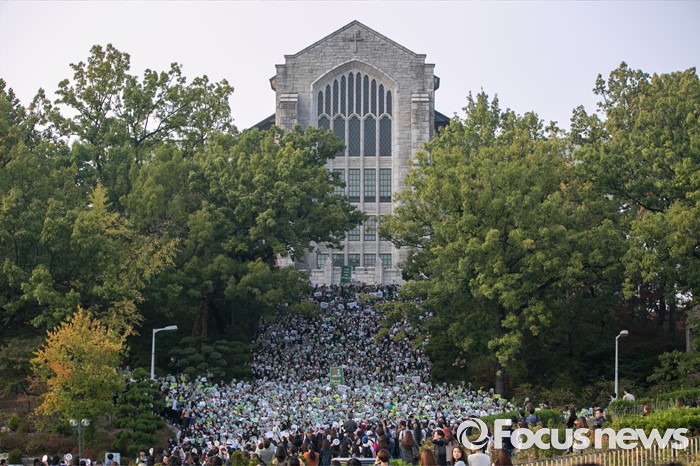[포토] 강당 앞 계단 가득 메운 이화여대 재학생들
