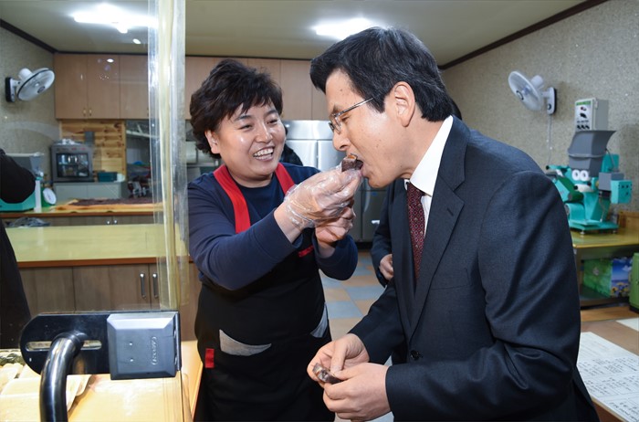 [포토] 황교안 총리, 강원도 양구중앙시장 방문