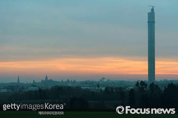 [포토] 노을 사이로 보이는 케이블 없는 엘리베이터 테스트 타워