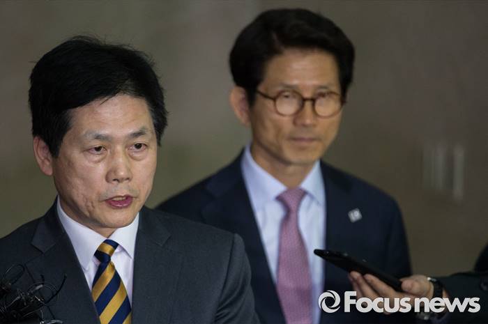 [포토] 취재진 질문에 답변하는 김진