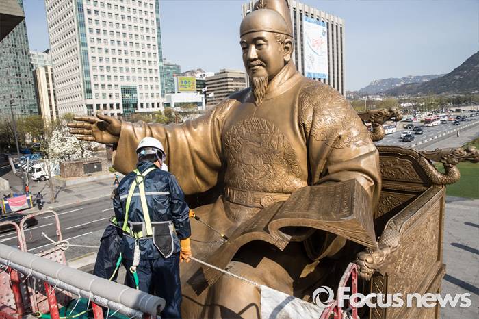 [포토] 세척작업 하는 관계자