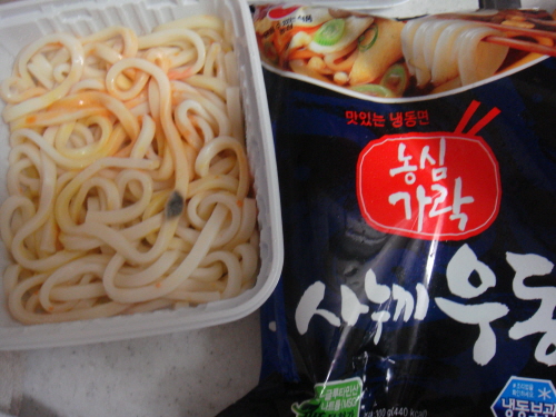 곰팡이 우동·유충 새우깡 잇따라 발견, 농심 대책없나