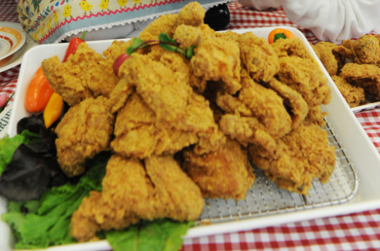 치킨, 논란의 중심에 서다…롯데마트 ‘통큰치친’ 이어 유명업체 가격담합 의혹증폭