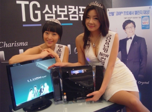 삼보컴퓨터의 신제품 PC 루온 크리스탈을 홍보하는 에이빙걸